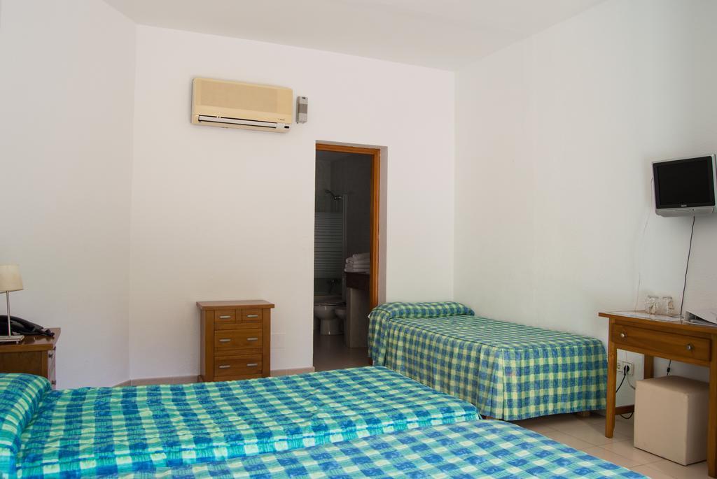 Hostal Rosales Es Pujols Habitación foto